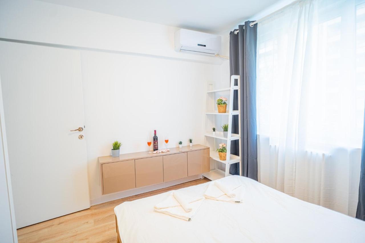 Spacious Newly Renovated 2Br Apartments With Balcony Бухарест Екстер'єр фото