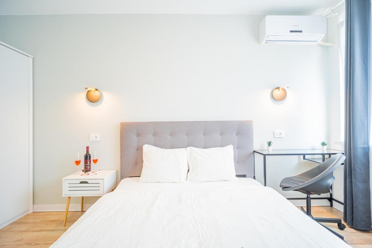Spacious Newly Renovated 2Br Apartments With Balcony Бухарест Екстер'єр фото