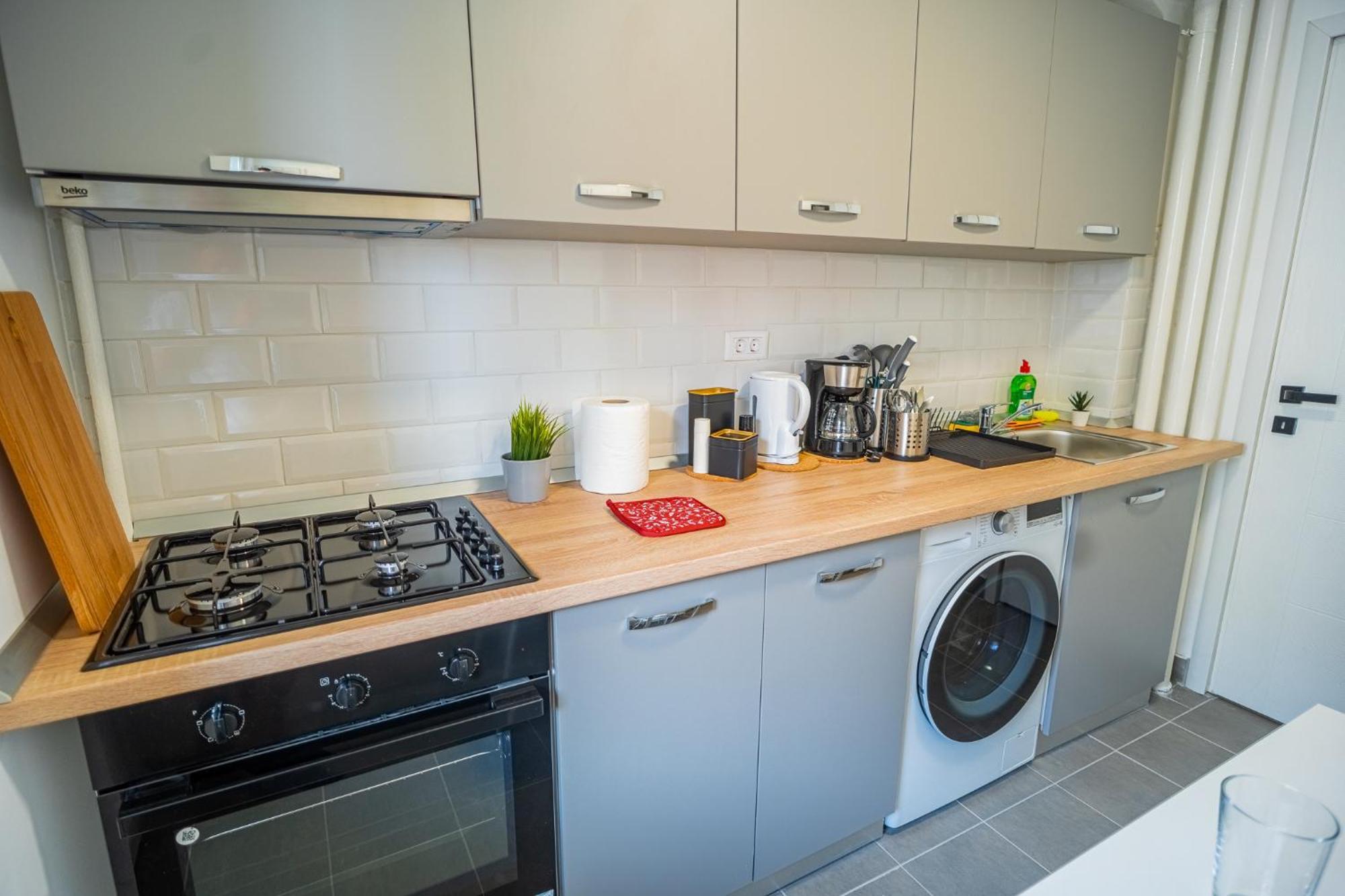 Spacious Newly Renovated 2Br Apartments With Balcony Бухарест Екстер'єр фото