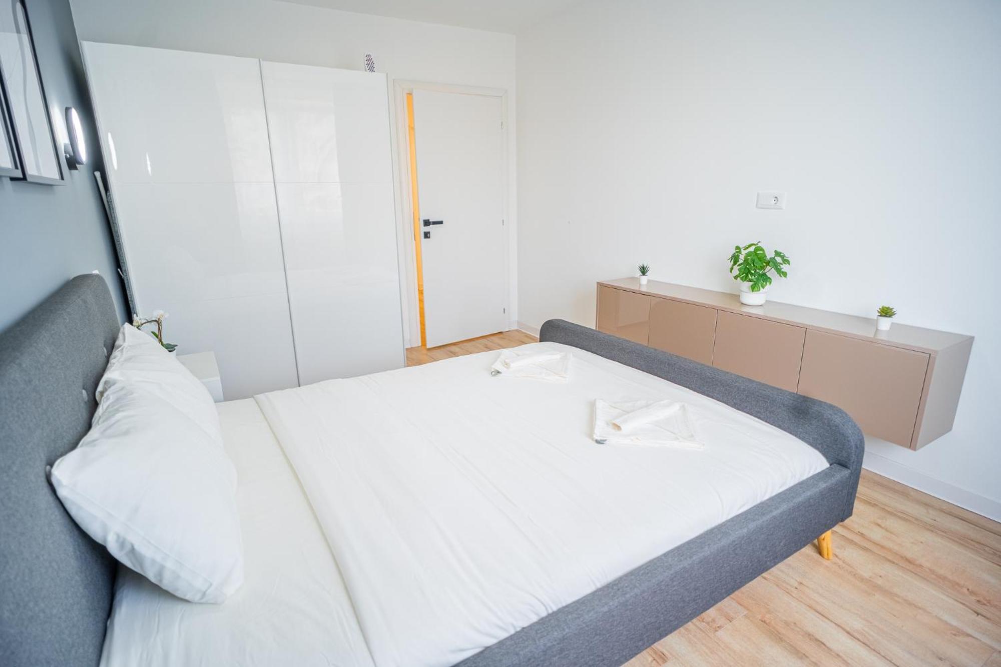 Spacious Newly Renovated 2Br Apartments With Balcony Бухарест Екстер'єр фото